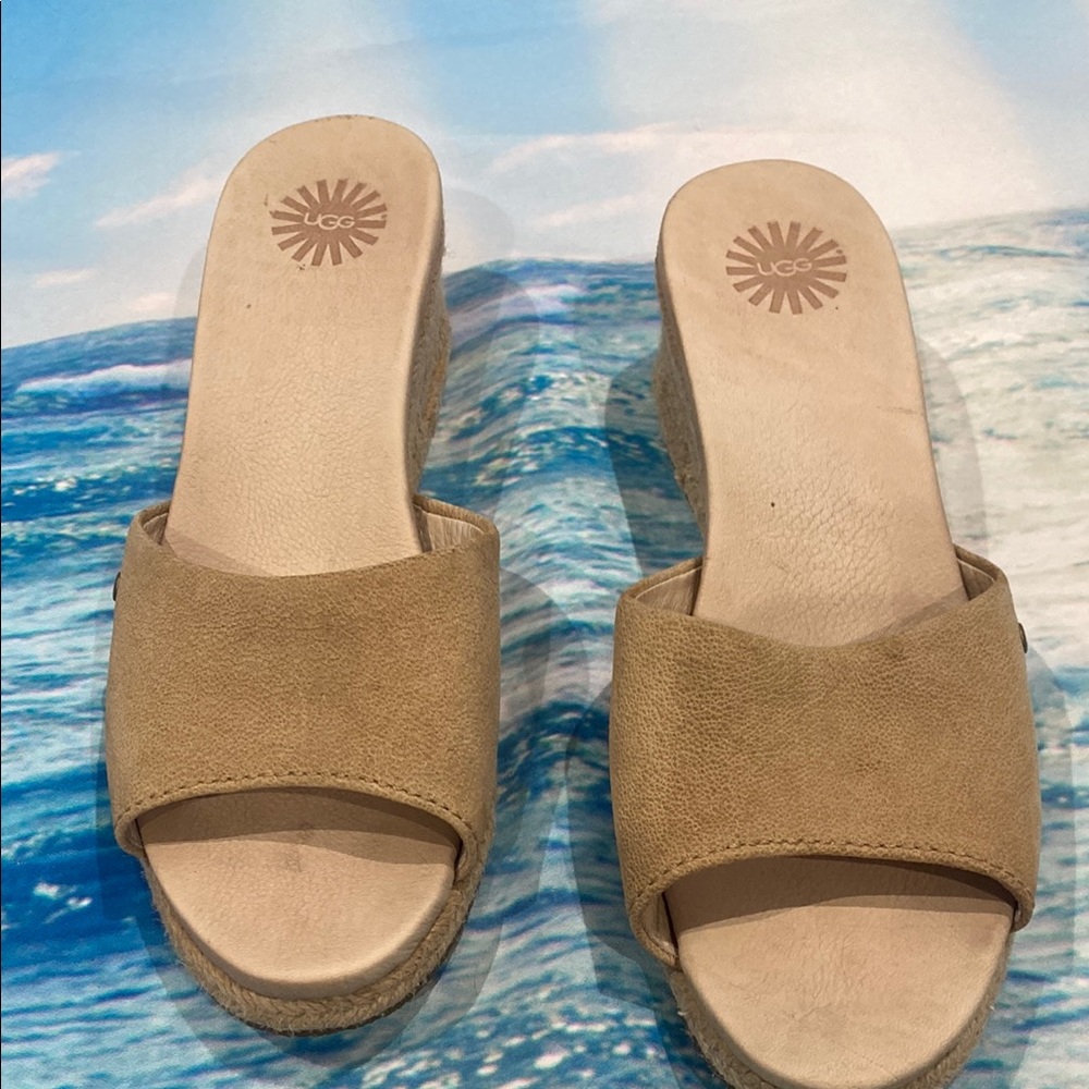 UGG Mules with Suede Finish and Open-Toe Design size 8